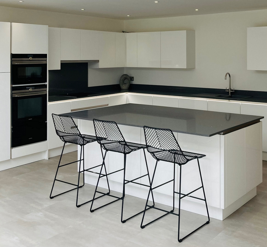 Oblique Gloss White Handleless | Quartz Worktops | Siemens Appliances