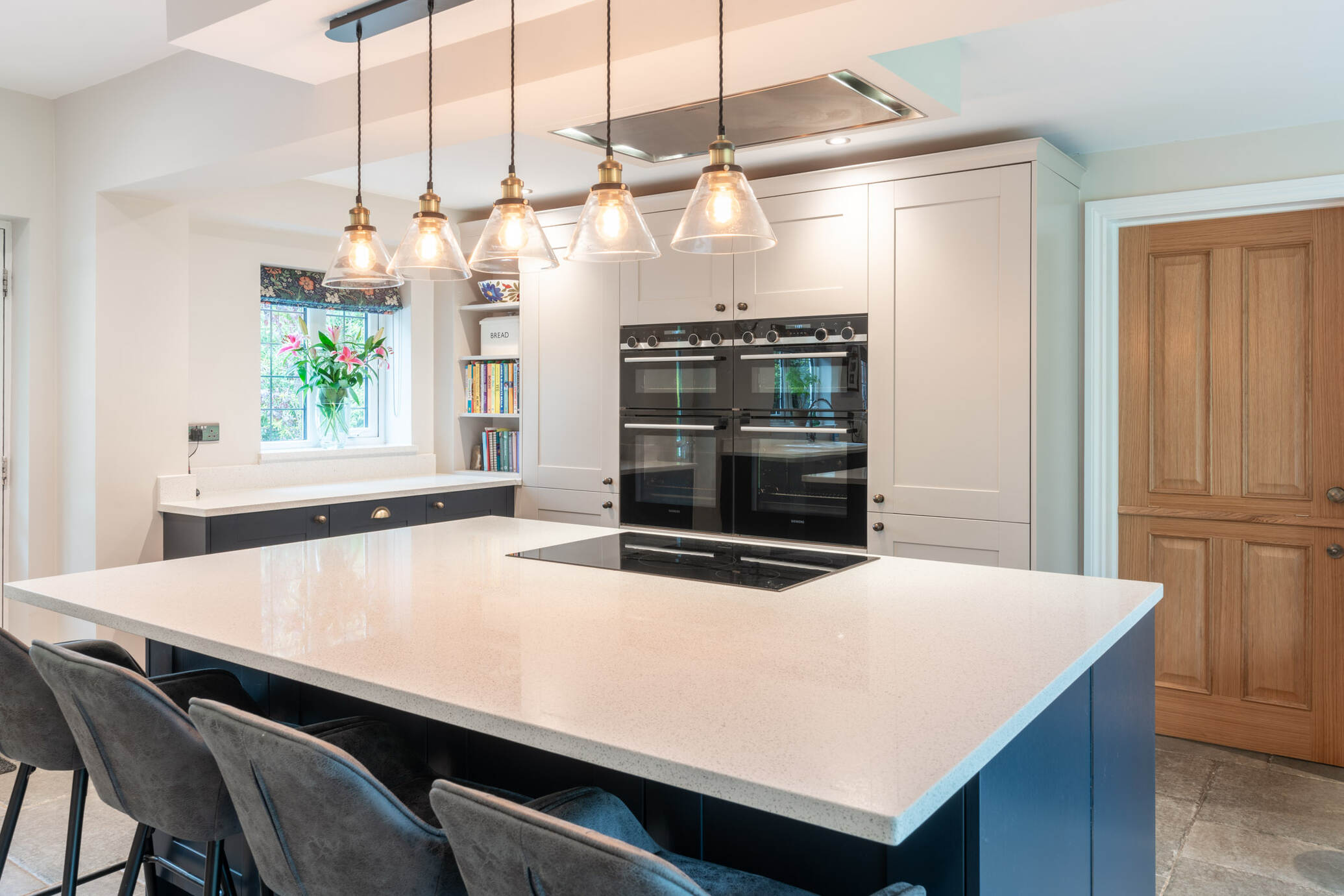 Verve painted furniture in Indigo Blue & Cashmere | Quartz worktops in White Mirror | Siemens appliances 